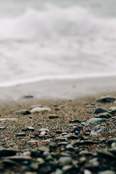 海浪到达沙滩上。美丽的自然环境