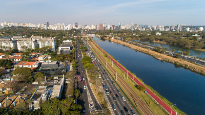 巴西圣保罗的Pinheiros边缘与Pinheiros河和现代建筑的观点