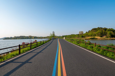 空旷的彩虹公路