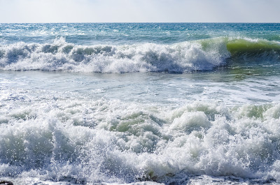 黑海上溅起的浪花。