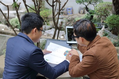 两位经理在户外公共会议上讨论他们的工作。