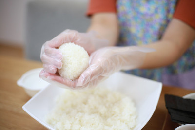 一个拿着饭团的女人