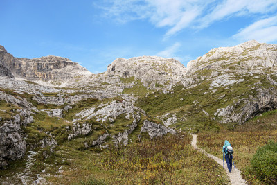 Oberbachernspitze -一个女人徒步旅行在一个高和荒凉的山在意大利白云石。