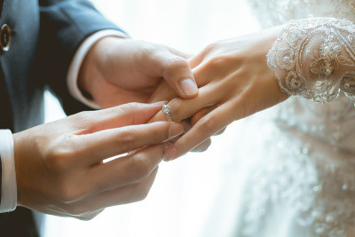 在他们结婚的那天，一对戴着结婚戒指的夫妇。