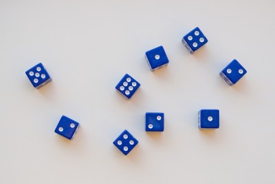 白色背景上的9个骰子组