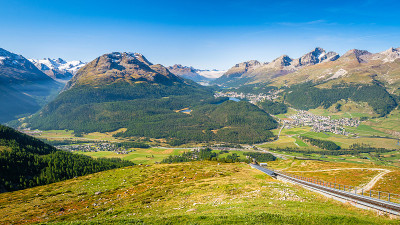 上恩加丁Muottas Muragl的全景(Graubünden，瑞士)