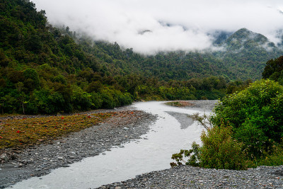 河床，群山环绕