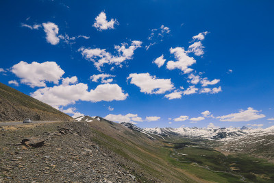在蓝色的天空下，吉尔吉特巴尔蒂斯坦高地的雪山山峰令人惊叹的景色