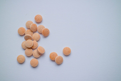 桌子上有维生素、药片和药物。
