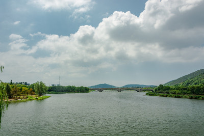 太阳倒映在湖中，芬兰。