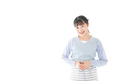 年轻的家庭主妇带着白色的背景微笑