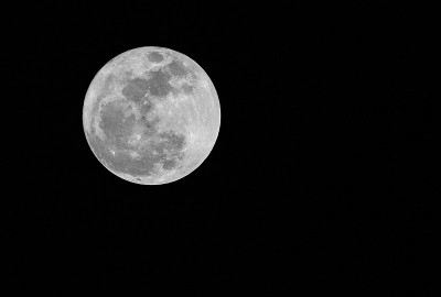 在漆黑的夜空下满月