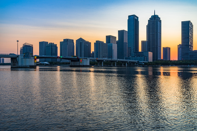 暮色中的城市天际线和现代建筑，中国的城市景观