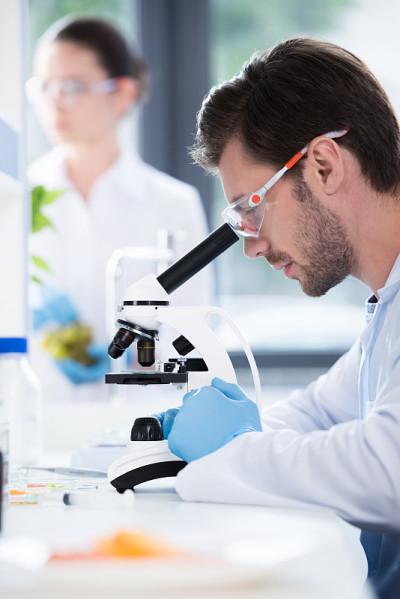 在现代生物实验室工作的男科学家