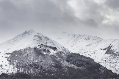 大雪覆盖了英国苏格兰高地格伦科地区的山脉。
