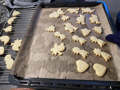 饼干放在烤盘上