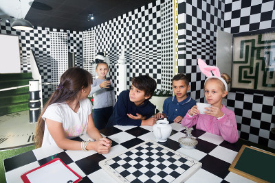 有趣的孩子们在象棋任务室讨论游戏