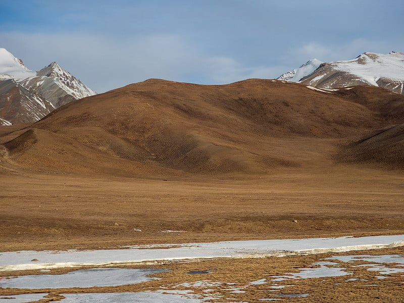 中国西藏自治区青藏铁路的车窗风景。