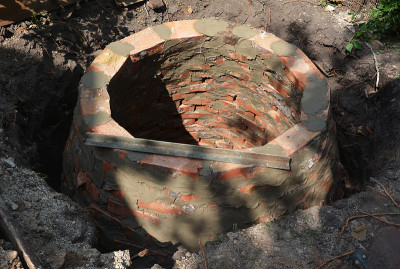 在后院室外建一个圆形的砖化粪池、下水道、化粪池、砖排水沟，用于处理生活污水。