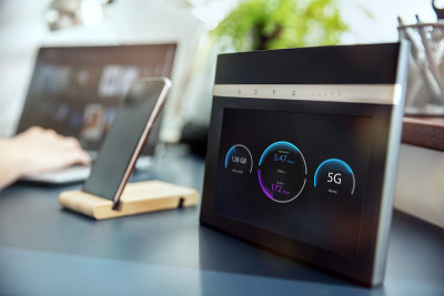 现代5G wi-fi路由器，桌面显示，背景设备。屏幕上的界面是用图形程序创建的。