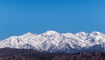 在一个阳光明媚的冬日，从阿根廷门多萨的波特雷里洛斯望去，雪山般的安第斯山脉。