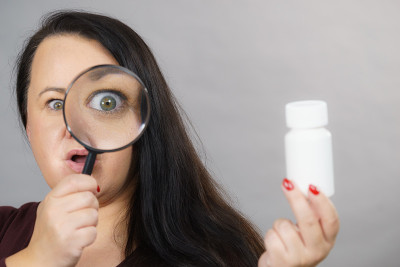 研究药物成分的妇女