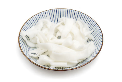 白色背景上的宽粉丝。
