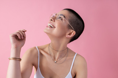 快乐可爱的女孩抬头和微笑的股票照片