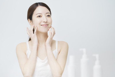 摸脸妇女摸脸以护肤的妇女