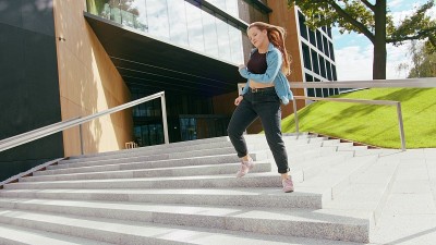 年轻女子在外面跳舞