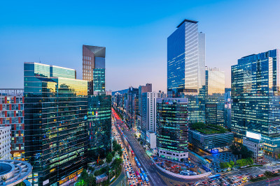 韩国首尔江南城晚上的交通状况