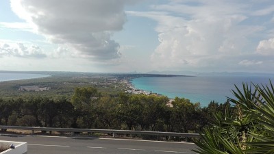 从福门特拉岛的最高海角观看。你可以看到西班牙的海岸、风景和整个蓝色的海洋