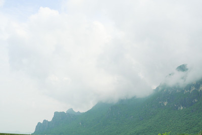 薄雾笼罩着石灰岩山