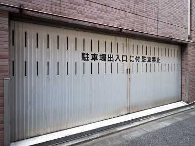 关上百叶窗的车库