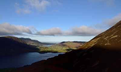 在冬天的早晨穿过Cummock water到达Loweswater