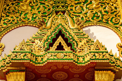 老挝琅勃拉邦国家博物馆的Haw Pha Bang佛寺的金门。