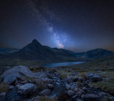 数字合成银河图像令人惊叹的景观图像周围的乡村在斯诺登尼亚的Llyn Ogwen