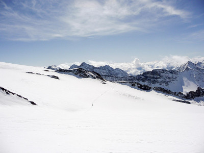 奥地利阿尔卑斯山的冬季山地景观，许多边远地区的滑雪者穿越一个巨大的冰川和一个伟大的背景视图