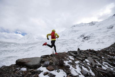 女子越野跑者越野跑上山冬季雪山山顶