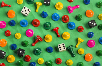游戏中有不同颜色的棋子和骰子
