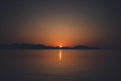 佐贺县白津市洋步子海面上的夕阳和日落。