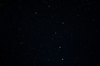 美丽的北斗七星位于大熊座。繁星闪烁的夜晚,