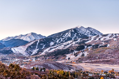 阿斯彭，科罗拉多州的落基山脉高角度的观点，白雪覆盖的高地和小机场跑道咆哮叉山谷在秋天