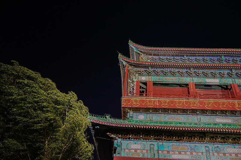 晚上在一座古老建筑的角落里