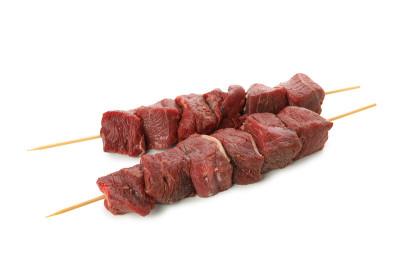 在白色背景上孤立的生肉串