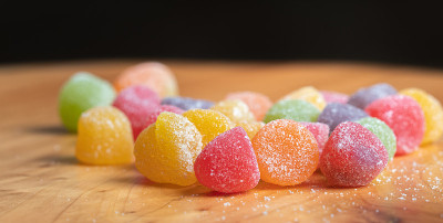 木制品上的软糖。(Jujubas)。