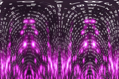 粉色矩阵数字背景。扭曲的网络空间的概念。人物倒了。来自符号流的矩阵。虚拟现实设计。复杂的算法数据黑客