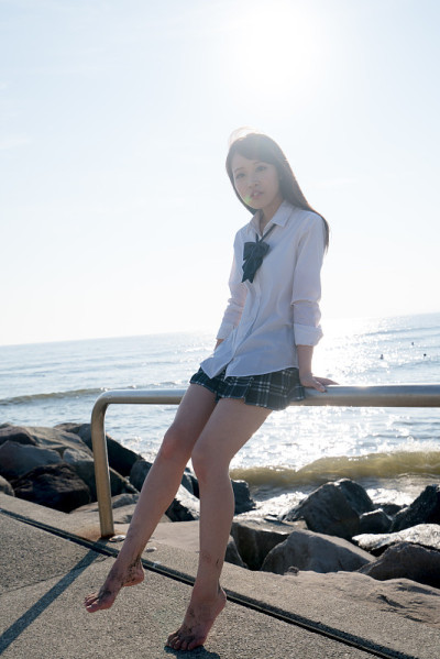 海滩上的女学生