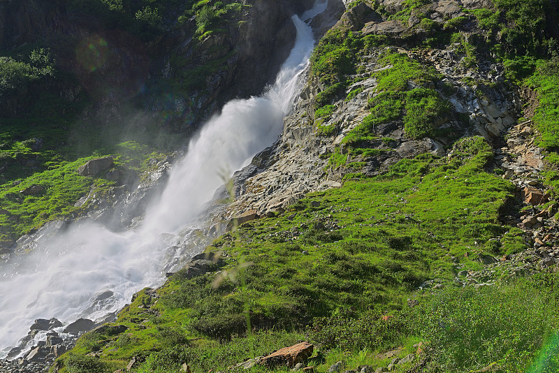 Sulzenau ALM (WildeWasserWeg)，平原小径，蜿蜒的水，瀑布和咆哮的水从Su