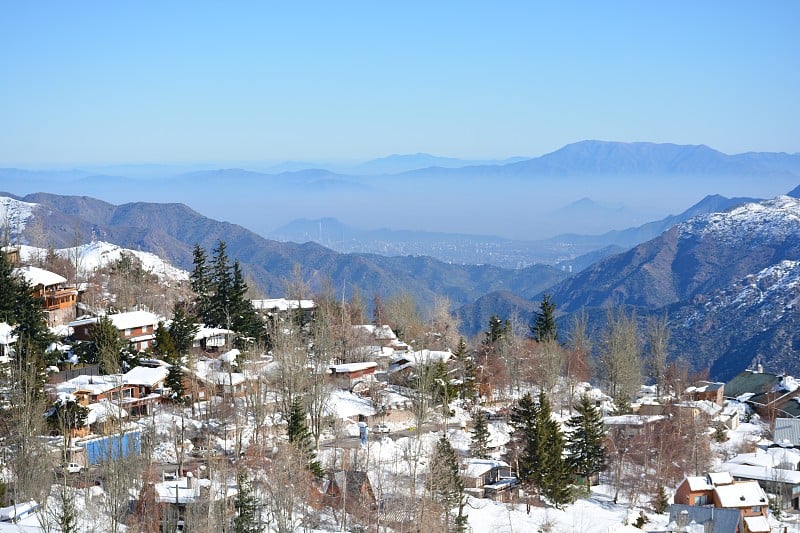 在智利圣地亚哥的一个滑雪胜地的山和雪的景观